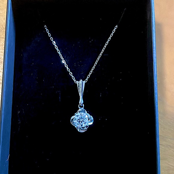Elegant Vintage Style Silver Pendant Necklace - Picture 1 of 3